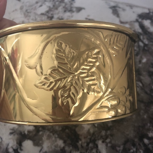 Hosley Laquered Brass Planter 6 1/2” x 3” Embossed Leaf & Vine Design - India - Picture 12 of 13